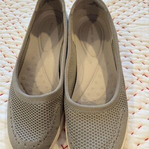 Easy Spirit Light Gray/Tan Women's Flats-11